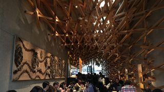 独特の雰囲気がある、不思議な佇まいの居心地いいスタバ。