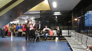 団体客と一緒に出国審査