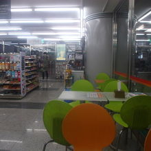 雲西駅構内コンビニのイ―トインの様子