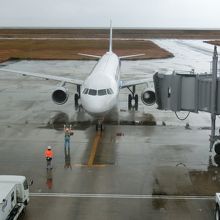 待合室からは目の前に飛行機も。