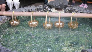 温泉地の商店街をひやかしながら頂く温泉卵は大変美味