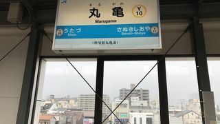 丸亀城跡を望む