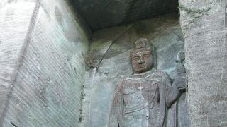 石切り場に掘られた巨大観音像
