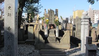 瀧泉寺墓地に眠っています
