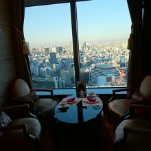 高層ビルから景色を眺めながらお茶を楽しめます。