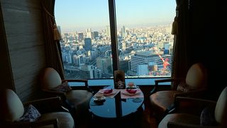 高層ビルから景色を眺めて生演奏を聴きながらお茶を楽しめる。 ハイティーのセットでお腹一杯、ティーはお代わり自由