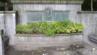 立派な碑が残っています。