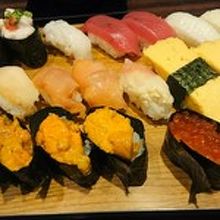 ウニや赤貝も注文しちゃう