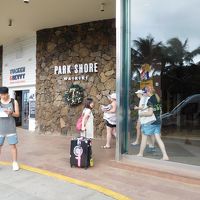 正面エントランスに隣接してデリストアなどがある。