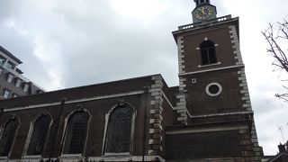 街中の静かな教会です