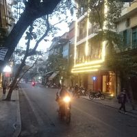 中央の照明が灯っているのがクオックホアホテルです。