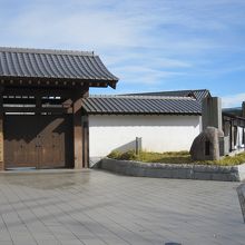 ４中学校正門と石碑