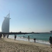 Burj Al Arab Jumeiraをバックに写真を