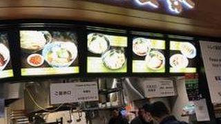 チェックイン後のフードコート内にあります