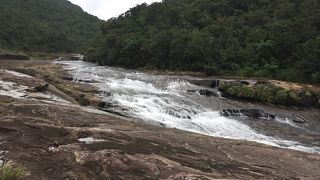 岩の上を流れる川