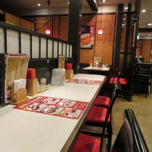 カウンターもある店内