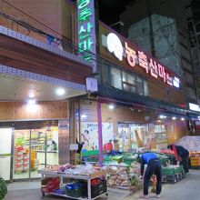 スーパーマーケットもあります