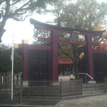 アーケード街を抜けて少し歩いた先にあります。