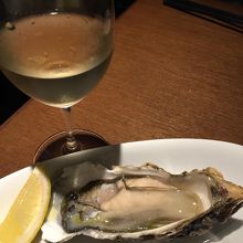 白ワインと生カキ。美味。