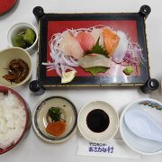 １階には海産物、お土産のお店。２階には海の幸を食べられる食事処があります。