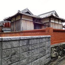 神社を斜め後ろから見た所