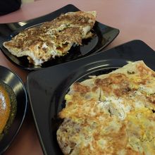 手前が鹿肉のムルタバ、奥がマトンのムルタバ。