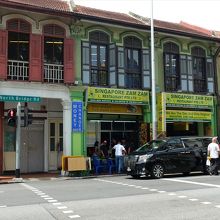 スルタン・モスク裏手にあってすぐ見つかります。