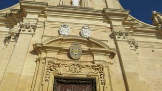 天井はだまし絵の教会　豪華ですが・・・