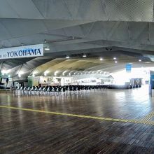 横浜港大さん橋国際客船ターミナルの内部
