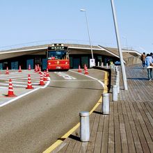 横浜港大さん橋国際客船ターミナルのエントランス