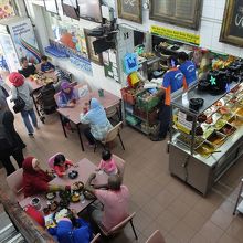 階段から見下ろした１階席の様子。質素な食堂的雰囲気です。