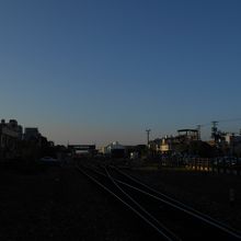 内湾線線路から駅を望む。