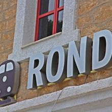 ロンダのロゴ+マークがテントウムシみたい