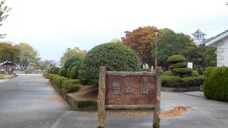 無料の駐車場があります