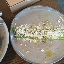 アスパラガスとフローズンフェタチーズ