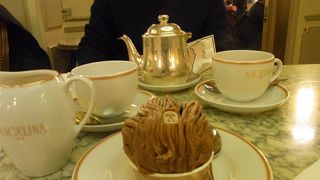 広い店内は満員