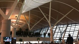 一番端にあって行くのが大変ですが、開放的な空間でゆっくりできるラウンジ