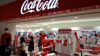 ちゃんと飲み物の自動販売機もあります。