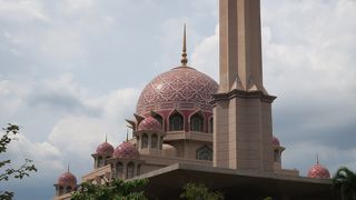 ピンクのモスクは珍しい