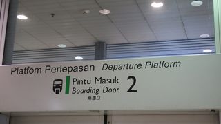 飛行機を見ながらサテライトに移動