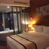 ベッドが広いです。すりガラスがバスの仕切りです