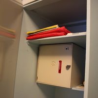 タオル類、中央の箱の中には食器類が入っています