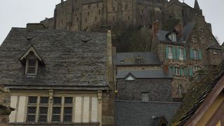 島と一体化してそびえたつ修道院