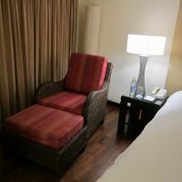 ベッドの横のソファ