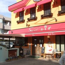 テラス席もあって、カフェのようなおしゃれな外観です