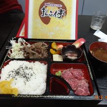 焼肉・ステーキ・ローストビーフが入った「飛騨牛づくし」。