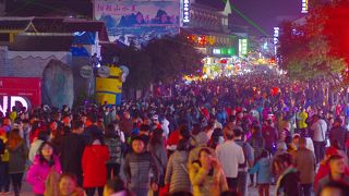 朝、昼、晩と全く違う雰囲気を持つ通り