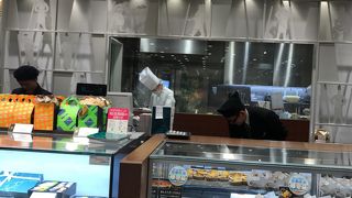 ショーケースに目を奪われる