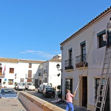 白い町の維持には壁の塗り直しも必須