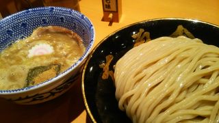 行列必須の人気店